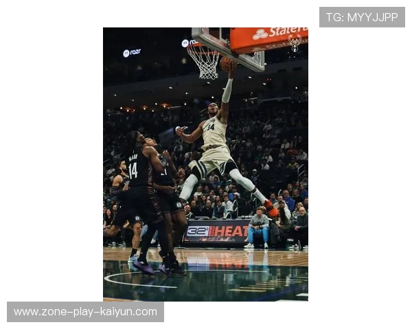 字母哥篮下连续暴扣,雄鹿球馆震天动地